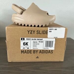 Authentic Yeezy slide in the color pure. Size 6K. Like new.